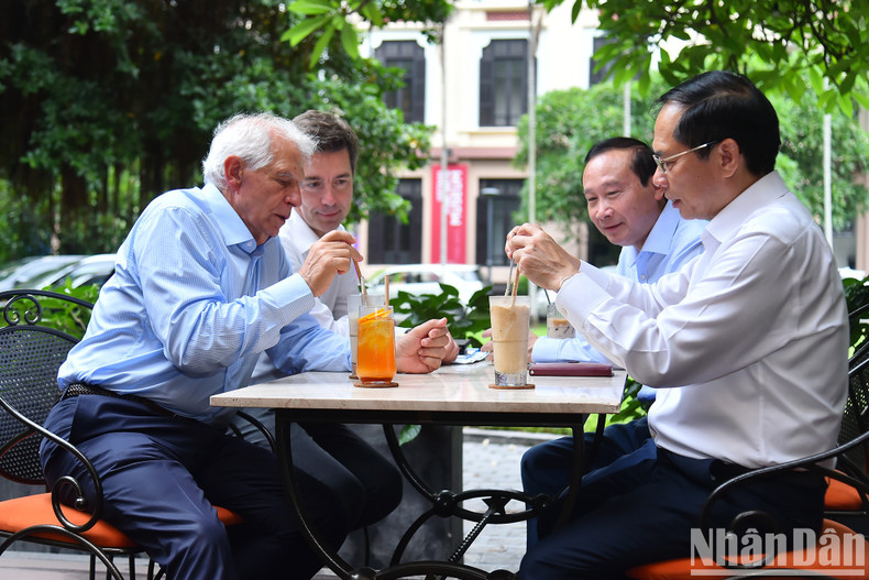 Thanh Son presenta a Josep Borell Fontelles las bebidas típicas vietnamitas.