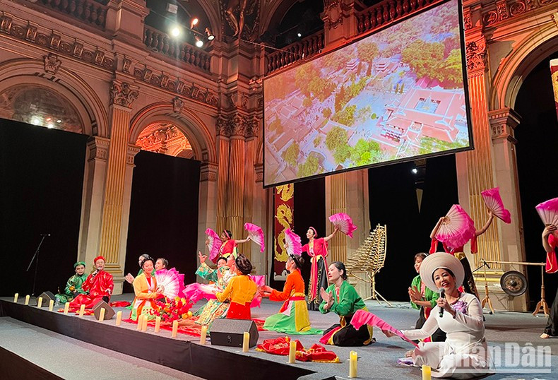 Una actuación artística en la cita.