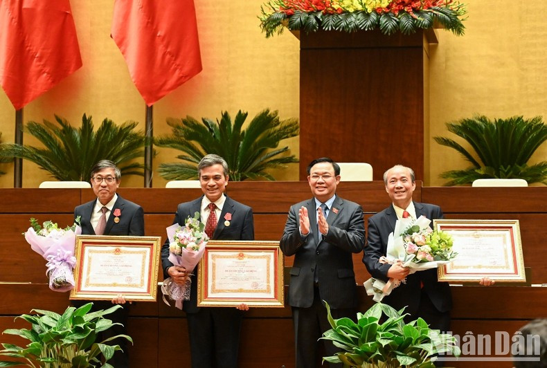 El presidente de la Asamblea Nacional, Vuong Dinh Hue, otorga el Orden del Trabajo de Segunda Clase a los individuos con destacados logros en la causa de la construcción del socialismo y la defensa de la Patria. El presidente de la Asamblea Nacional, Vuong Dinh Hue, otorga el Orden del Trabajo de Segunda Clase a los individuos con destacados logros en la causa de la construcción del socialismo y la defensa de la Patria.
