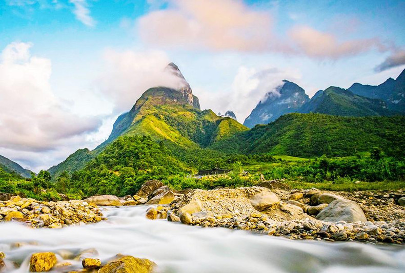 Según algunos fotógrafos, el mejor momento para tomar una hermosa foto en Chu Va es cuando las nubes envuelven las montañas y solo dejan ver sus cimas. Según algunos fotógrafos, el mejor momento para tomar una hermosa foto en Chu Va es cuando las nubes envuelven las montañas y solo dejan ver sus cimas.