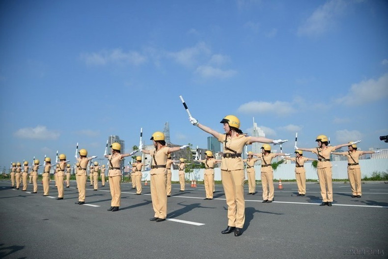 El escuadrón femenino de la Policía de Tránsito de Ciudad Ho Chi Minh se prepara para el XI Congreso Partidista de la urbe (25 de agosto de 2020).