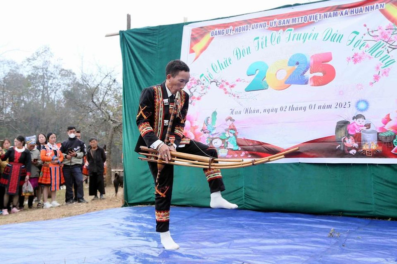 Espectáculo de danza de “khen” durante el Año Nuevo tradicional del grupo étnico Mong en la comuna de Hua Nhan, distrito de Bac Yen.