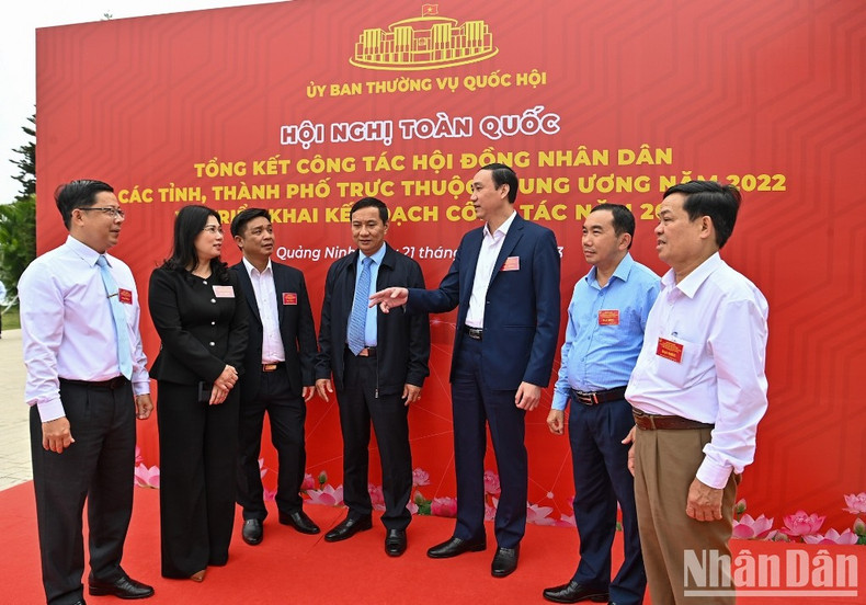 Los delegados intercambian opiniones al margen de la conferencia.