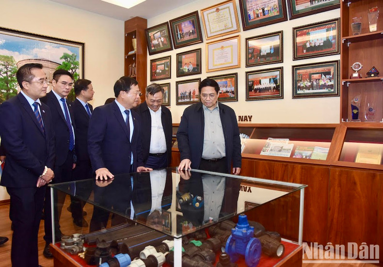 Minh Chinh visita la casa memorial de la phanta de agua de Yen Phu.