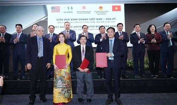 El primer ministro de Vietnam, Pham Minh Chinh, presencia el intercambio de acuerdos de cooperación entre las empresas de ambas naciones. El primer ministro de Vietnam, Pham Minh Chinh, presencia el intercambio de acuerdos de cooperación entre las empresas de ambas naciones.