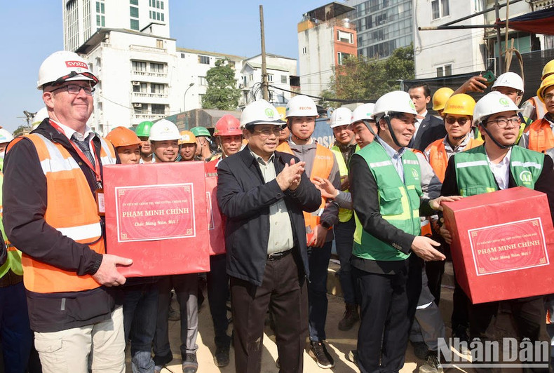 Minh Chinh entrega obseqios a las constructoras de la obra.