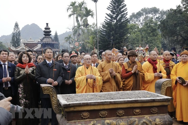 El venerable Thich Minh Hien preside la ofrenda de incienso en la ceremonia de apertura. El venerable Thich Minh Hien preside la ofrenda de incienso en la ceremonia de apertura.