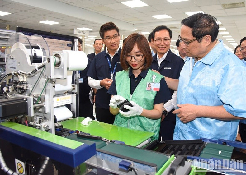 Minh Chinh conversa con los empleados. Minh Chinh conversa con los empleados.