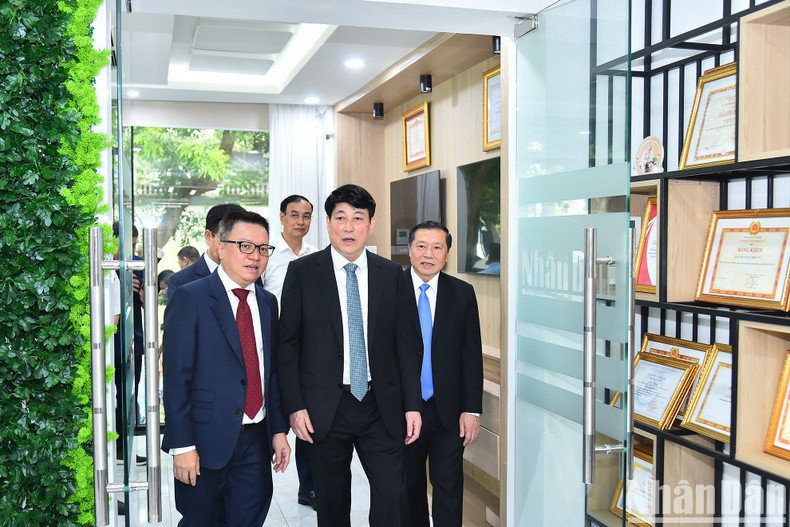 Luong Cuong visita la sala de noticias convergente del diaro Nhan Dan. Luong Cuong visita la sala de noticias convergente del diaro Nhan Dan.