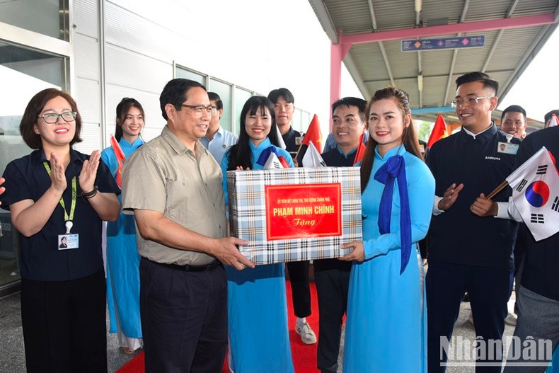 El premier entrega obsequios a la compañía. El premier entrega obsequios a la compañía.