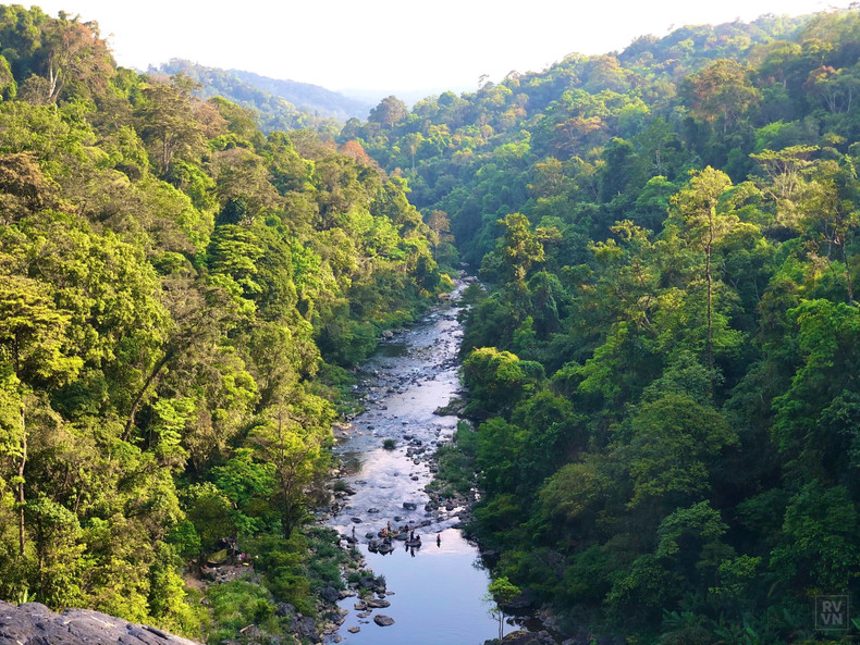 Los senderistas tienen que caminar más de tres horas y salvar arroyos, caminos zigzagueantes y pendientes pronunciadas para admirar esta magnífica cascada.