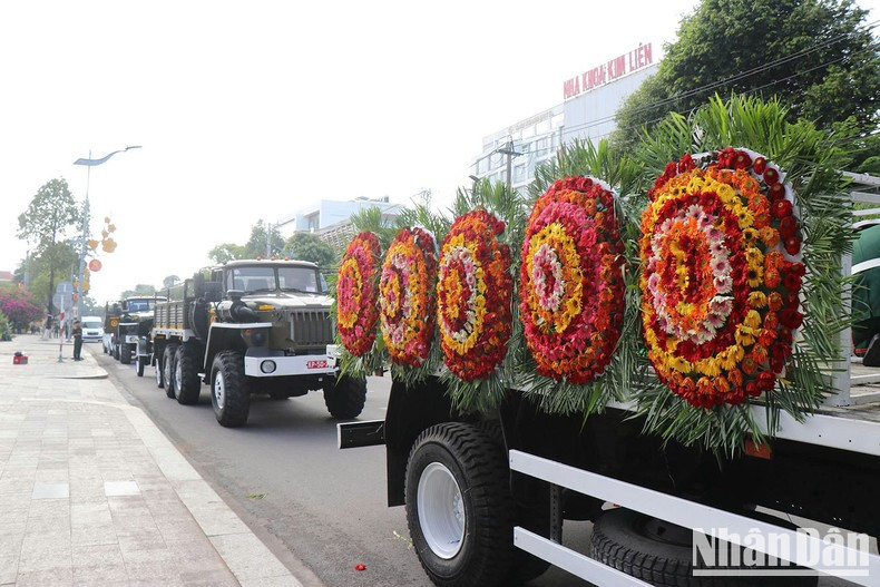 La procesión fúnebre recibirá el ataúd del expresidente Tran Duc Luong en el aeropuerto de Chu Lai (Quang Ngai) y lo llevará al cementerio de su ciudad natal en la comuna de Pho Khanh, municipio de Duc Pho, para su entierro.