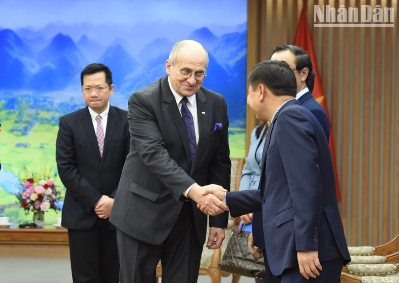 Zbigniew Rau y delegados vietnamitas. Zbigniew Rau y delegados vietnamitas.