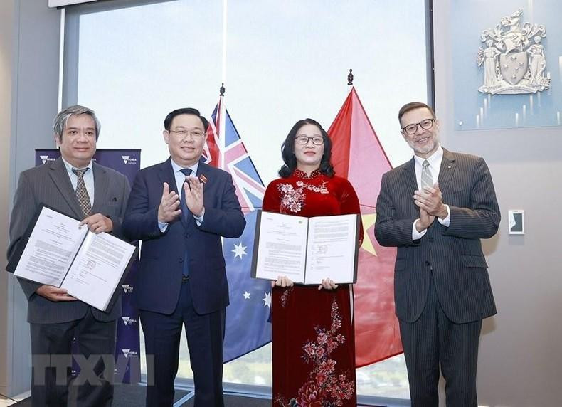 En la ceremonia de firma del memorando de entendimiento entre universidades de los dos países. En la ceremonia de firma del memorando de entendimiento entre universidades de los dos países.