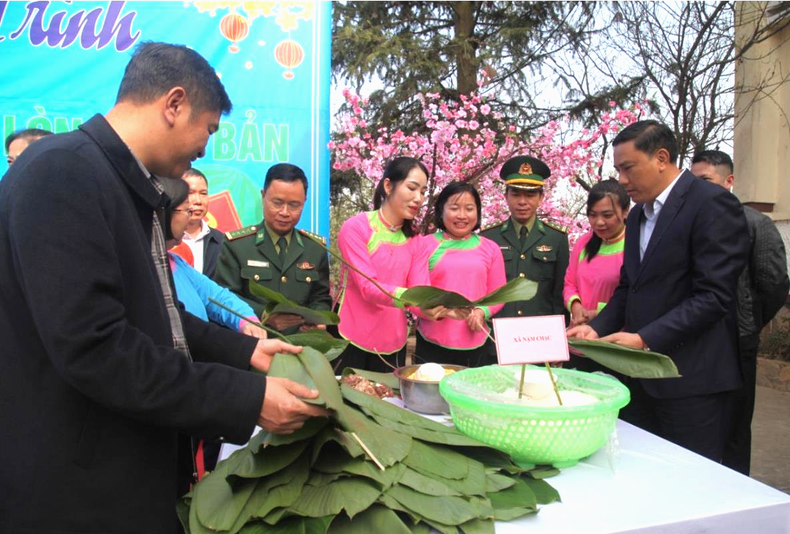 Las autoridades y el Alto Mando de la Guardia Fronteriza de la provincia norteña de Lao Cai elaboran el Banh Chung (pastel cuadrado de arroz glutinoso tradicional del Tet), con la población en la zona fronteriza de la comuna de A Mu Sung, distrito de Bat Xat. Las autoridades y el Alto Mando de la Guardia Fronteriza de la provincia norteña de Lao Cai elaboran el Banh Chung (pastel cuadrado de arroz glutinoso tradicional del Tet), con la población en la zona fronteriza de la comuna de A Mu Sung, distrito de Bat Xat.