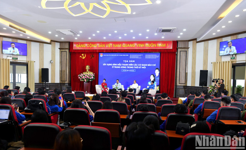 Los participantes formulan preguntas directamente y a través de transmisión en vivo a los oradores Le Quoc Minh, Le Hai Binh y Bui Hoang Tung. Los participantes formulan preguntas directamente y a través de transmisión en vivo a los oradores Le Quoc Minh, Le Hai Binh y Bui Hoang Tung.