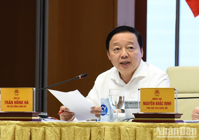 El viceprimer ministro Tran Hong Ha habla en la conferencia. El viceprimer ministro Tran Hong Ha habla en la conferencia.