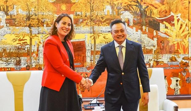 El presidente del Comité Popular de Hanói, Tran Sy Thanh, y la embajadora de Nueva Zelanda, Tredene Cherie. (Foto: hanoimoi.com.vn) El presidente del Comité Popular de Hanói, Tran Sy Thanh, y la embajadora de Nueva Zelanda, Tredene Cherie. (Foto: hanoimoi.com.vn)