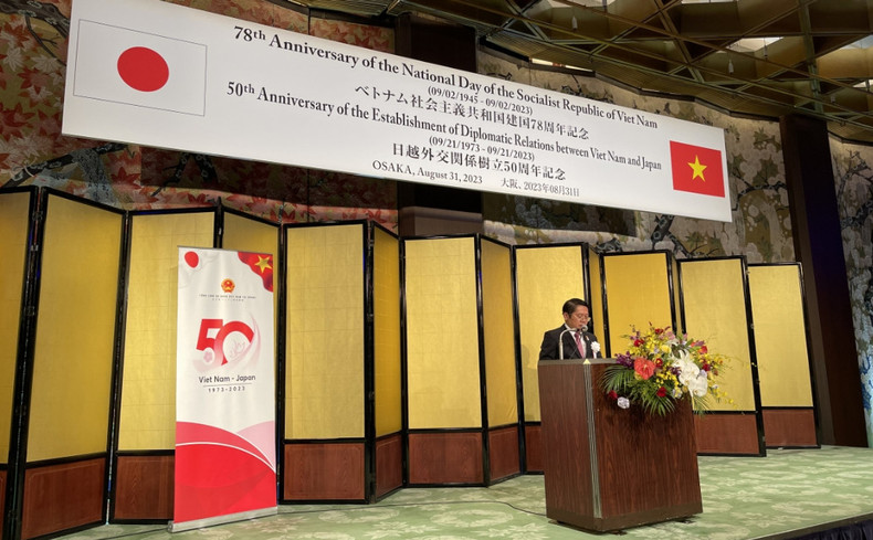 El cónsul general de Vietnam en Osaka, Ngo Trinh Ha, habla en el evento. (Fotorafía: VOV)