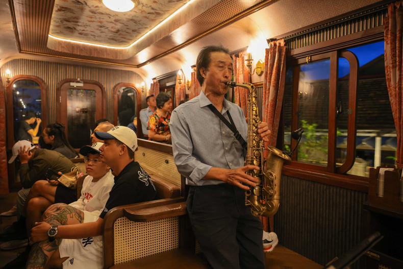 El saxofonista Phan Kim ameniza el ambiente con suaves melodías mientras el tren atraviesa paisajes poéticos con su interpretación de “Da Lat Hoang hon” (Atardecer en Da Lat).