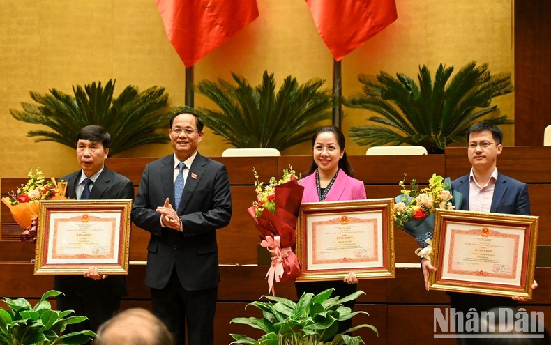 El vicepresidente de la Asamblea Nacional Tran Quang Phuong otorga el certificado de mérito del Primer Ministro a colectivos e individuos. El vicepresidente de la Asamblea Nacional Tran Quang Phuong otorga el certificado de mérito del Primer Ministro a colectivos e individuos.