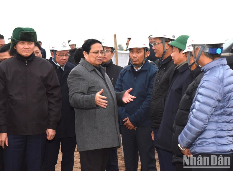 Minh Chinh anima a los trabajadores del proyecto. Minh Chinh anima a los trabajadores del proyecto.