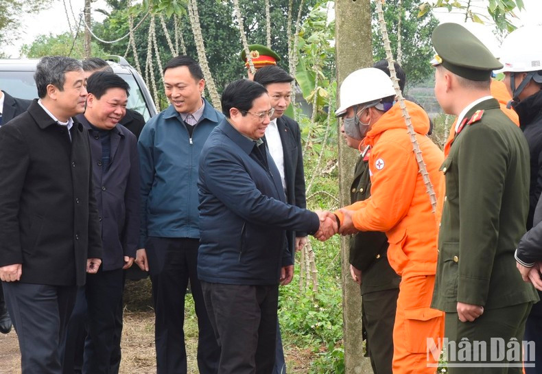 Minh Chinh alienta a los trabajadores en el sitio de construcción. Minh Chinh alienta a los trabajadores en el sitio de construcción.