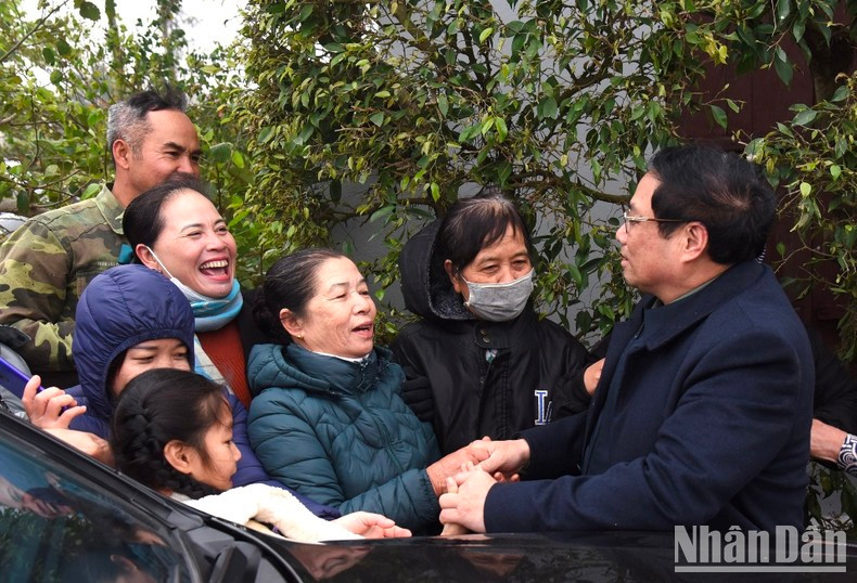 Minh Chinh saluda a la población en el área del proyecto. Minh Chinh saluda a la población en el área del proyecto.