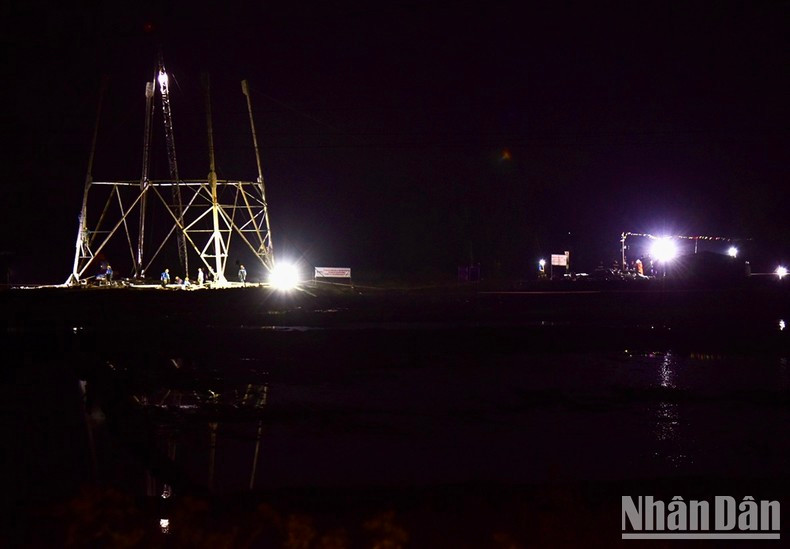 Los trabajadores de la obra del tramo Nam Dinh 1-Thanh Hoa, en la comuna de Ha Hai, distrito de Ha Trung, provincia de Thanh Hoa, superan todas las dificultades y retos para trabajar durante el Tet y las festividades para que el proyecto avance. Los trabajadores de la obra del tramo Nam Dinh 1-Thanh Hoa, en la comuna de Ha Hai, distrito de Ha Trung, provincia de Thanh Hoa, superan todas las dificultades y retos para trabajar durante el Tet y las festividades para que el proyecto avance.