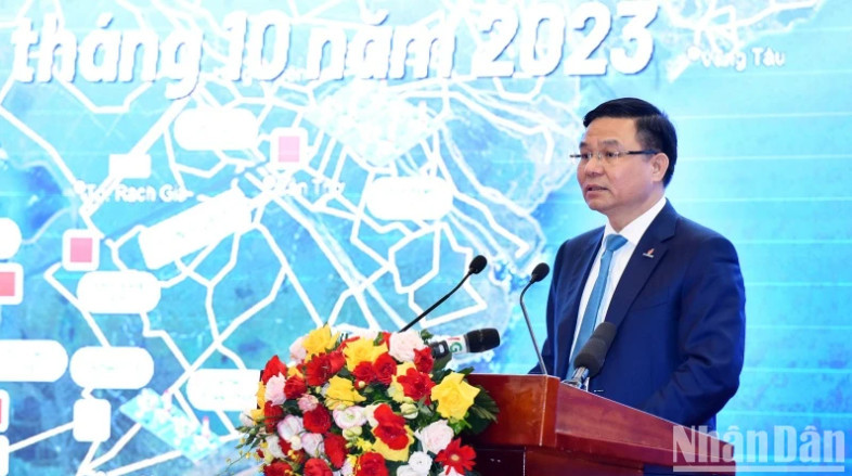 El director general del Petrovietnam, Le Manh Hung, interviene en el evento. El director general del Petrovietnam, Le Manh Hung, interviene en el evento.