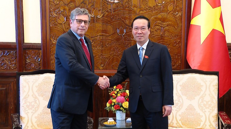 El presidente de Vietnam, Vo Van Thuong, y embajador de Brasil, Marco Farani.