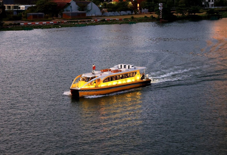 Autobús turístico que transporta pasajeros para visitar Ciudad Ho Chi Minh en el río Saigón. Autobús turístico que transporta pasajeros para visitar Ciudad Ho Chi Minh en el río Saigón.