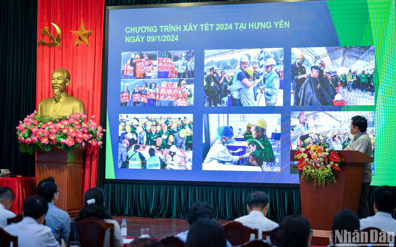 Phan Bang Son, jefe adjunto de la Oficina del periódico Nhan Dan, presenta el programa &quot;Construir Tet 2024&quot;.