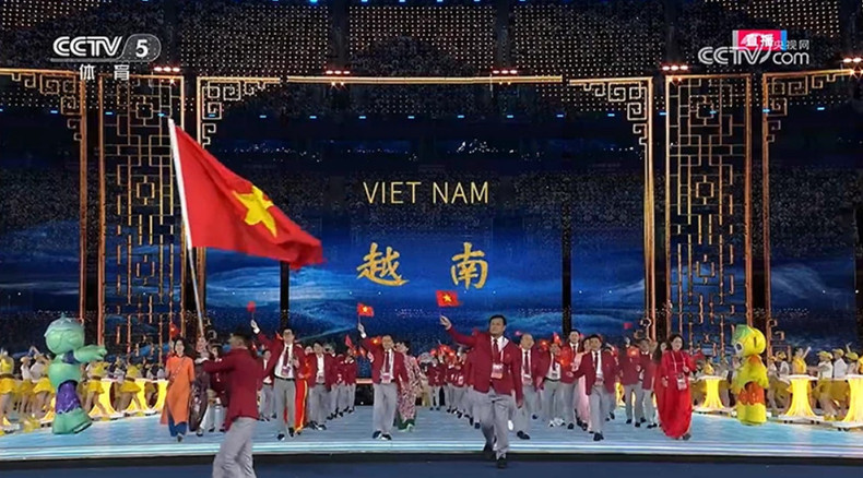 Los dos abanderados son la tiradora Nguyen Thi Huong y el nadador Nguyen Huy Hoang.