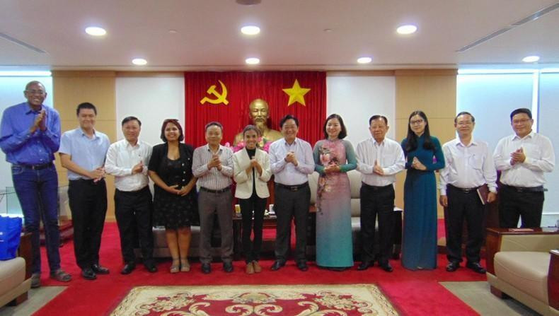 Dirigentes de la provincia de Binh Duong reciben a la delegación de los diarios Granma y Nhan Dan. Dirigentes de la provincia de Binh Duong reciben a la delegación de los diarios Granma y Nhan Dan.