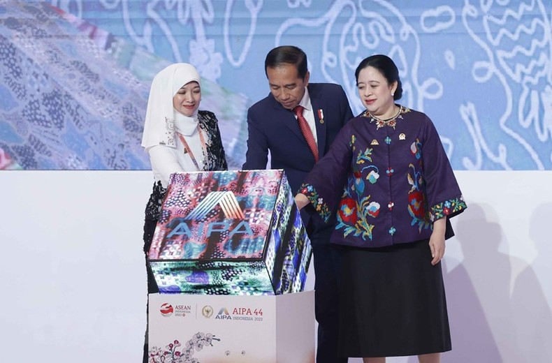 El presidente de Indonesia, Joko Widodo, y la presidenta de la Cámara de Representantes de Indonesia, y titular de AIPA-44, Puan Maharani en el evento. El presidente de Indonesia, Joko Widodo, y la presidenta de la Cámara de Representantes de Indonesia, y titular de AIPA-44, Puan Maharani en el evento.