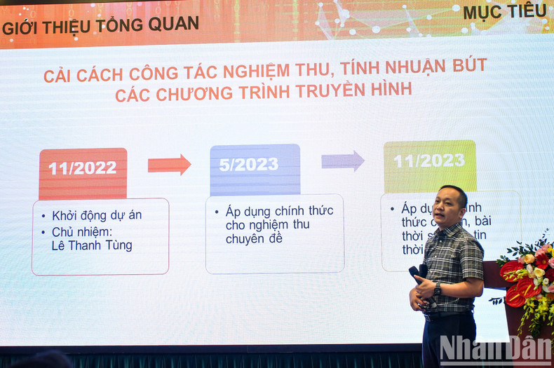 Le Thanh Tung, subdirector del Centro de Televisión de Nhan Dan, presenta la iniciativa &quot;Sistema de aceptación de regalías en línea y resultados obtenidos&quot;.