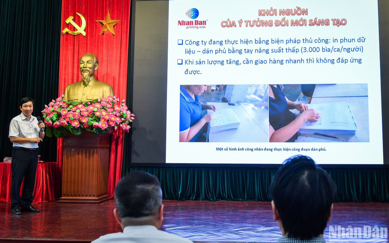 Representante de la compañía de impresión del diario Nhan Dan en Ciudad de Ho Chi Minh presenta la iniciativa &quot;Convertir una plegadora de libros en una impresora de datos variables&quot;.