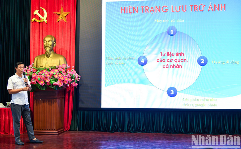 El periodista Vu Duy Linh, de la Secretaría Editorial, presenta la iniciativa: &quot;Almacenamiento de datos fotográficos en el gestor de contenidos para periódicos impresos y publicaciones&quot;.