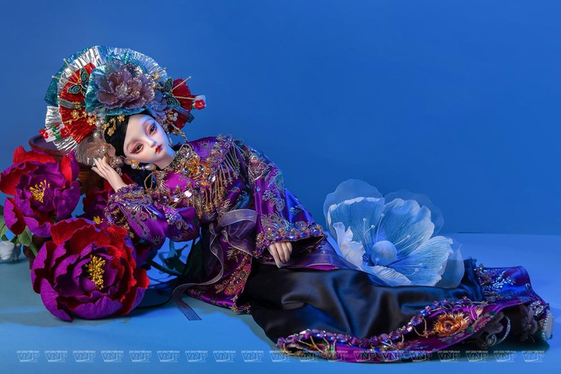 Traje de muñeca que representa a una de las diosas madres. Traje de muñeca que representa a una de las diosas madres.