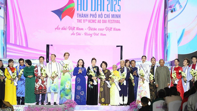 Entregan flores a los embajadores del undécimo Festival de Ao Dai de Ciudad Ho Chi Minh.