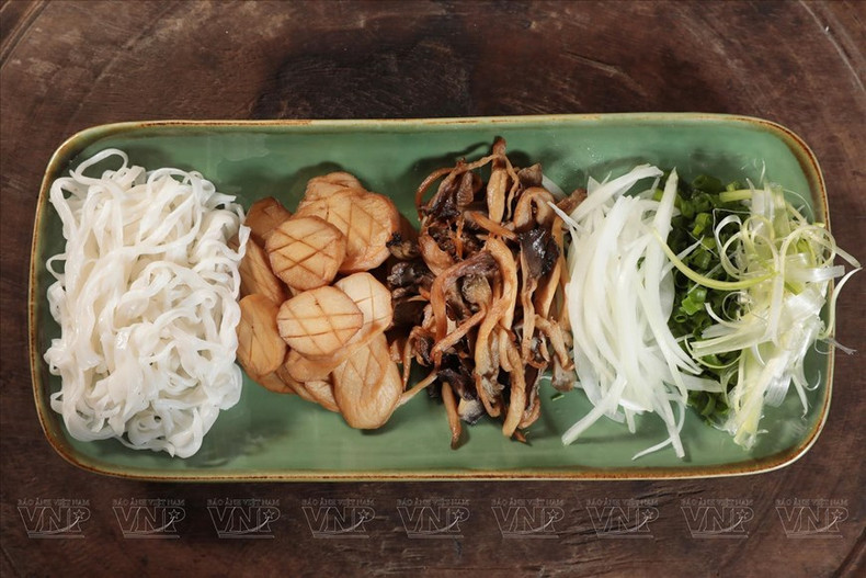 Los ingredientes de fideos de arroz, cebollitas de cambray y los champiñones están precocidos. Los ingredientes de fideos de arroz, cebollitas de cambray y los champiñones están precocidos.