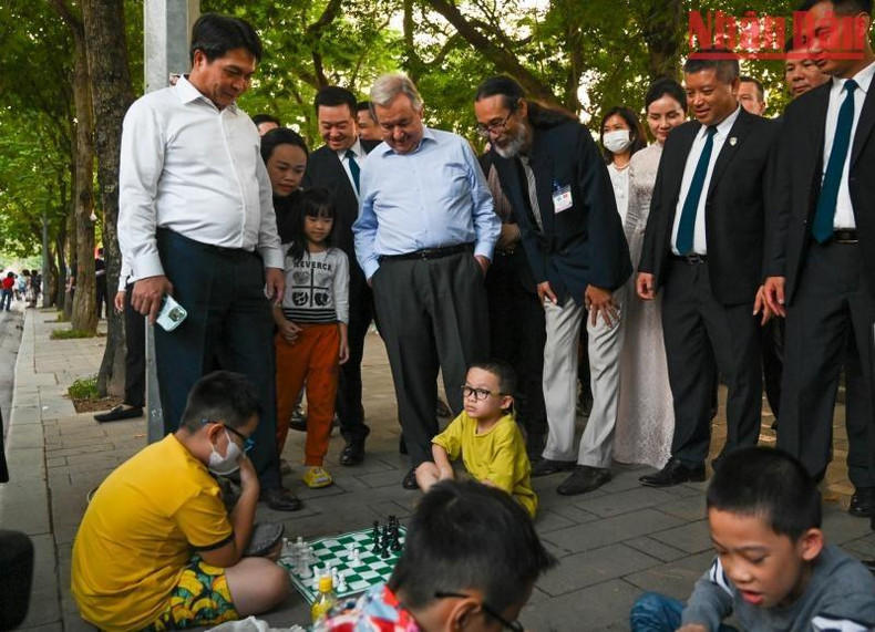 Guterres observa a los niños jugando al ajedrez en el sitio.