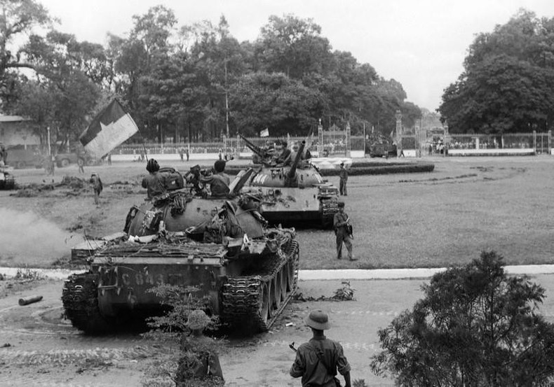 Tanques del Ejército de Liberación de Vietnam del Sur ocupan el Palacio Presidencial de la República de Vietnam al mediodía del 30 de abril de 1975. (Foto: Quang Thanh/VNA) Tanques del Ejército de Liberación de Vietnam del Sur ocupan el Palacio Presidencial de la República de Vietnam al mediodía del 30 de abril de 1975. (Foto: Quang Thanh/VNA)