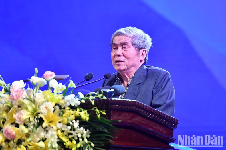 El Artista del Pueblo Ha Minh Duc interviene en la ceremonia.