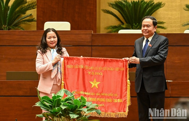 El vicepresidente permanente de la Asamblea Nacional, Tran Thanh Man, entrega la bandera de emulación del Gobierno al periódico Dai bieu Nhan dan (Diputados del Pueblo). El vicepresidente permanente de la Asamblea Nacional, Tran Thanh Man, entrega la bandera de emulación del Gobierno al periódico Dai bieu Nhan dan (Diputados del Pueblo).