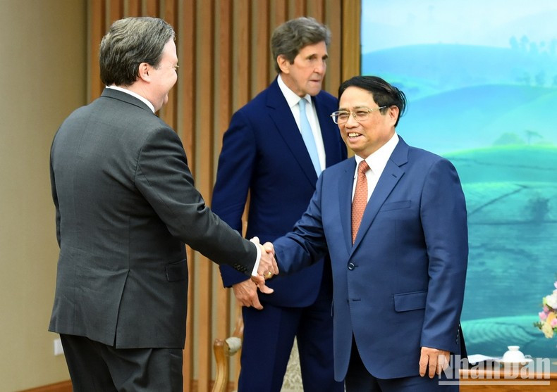 [Foto] Premier vietnamita recibe al enviado presidencial especial de EE.UU. para el Clima ảnh 1
