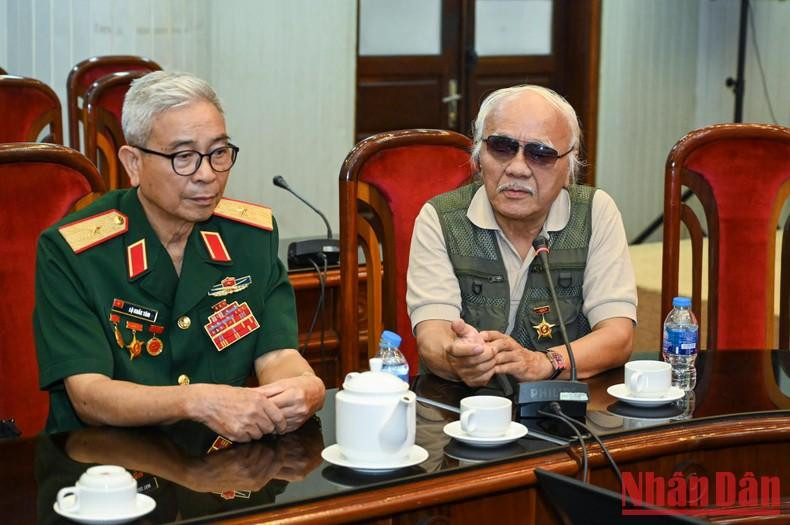 El representante del Comité de Enlace de Veteranos del Regimiento 209, de la División I expresa sus sentimientos en el evento.
