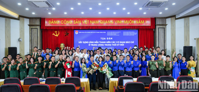 Los delegados toman fotografías de recuerdo. Los delegados toman fotografías de recuerdo.