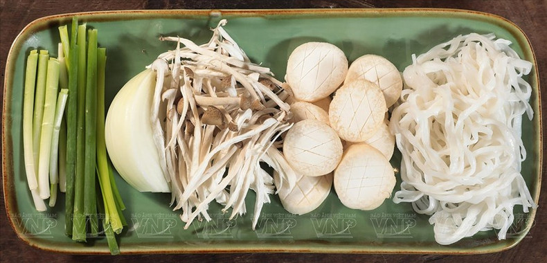 Los ingredientes del pho vegetariano incluyen fideos de arroz, cebollitas de cambray y champiñones de Pleurotus eryngii (seta de cardo) y de Pleurotus ostreatus (seta de ostra), entre otros. Los ingredientes del pho vegetariano incluyen fideos de arroz, cebollitas de cambray y champiñones de Pleurotus eryngii (seta de cardo) y de Pleurotus ostreatus (seta de ostra), entre otros.